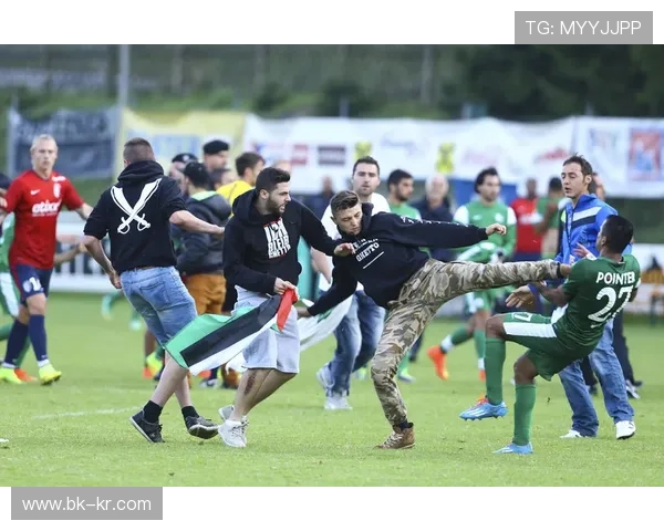 萨利巴踢飞备用球 小球童无奈摊手抱怨